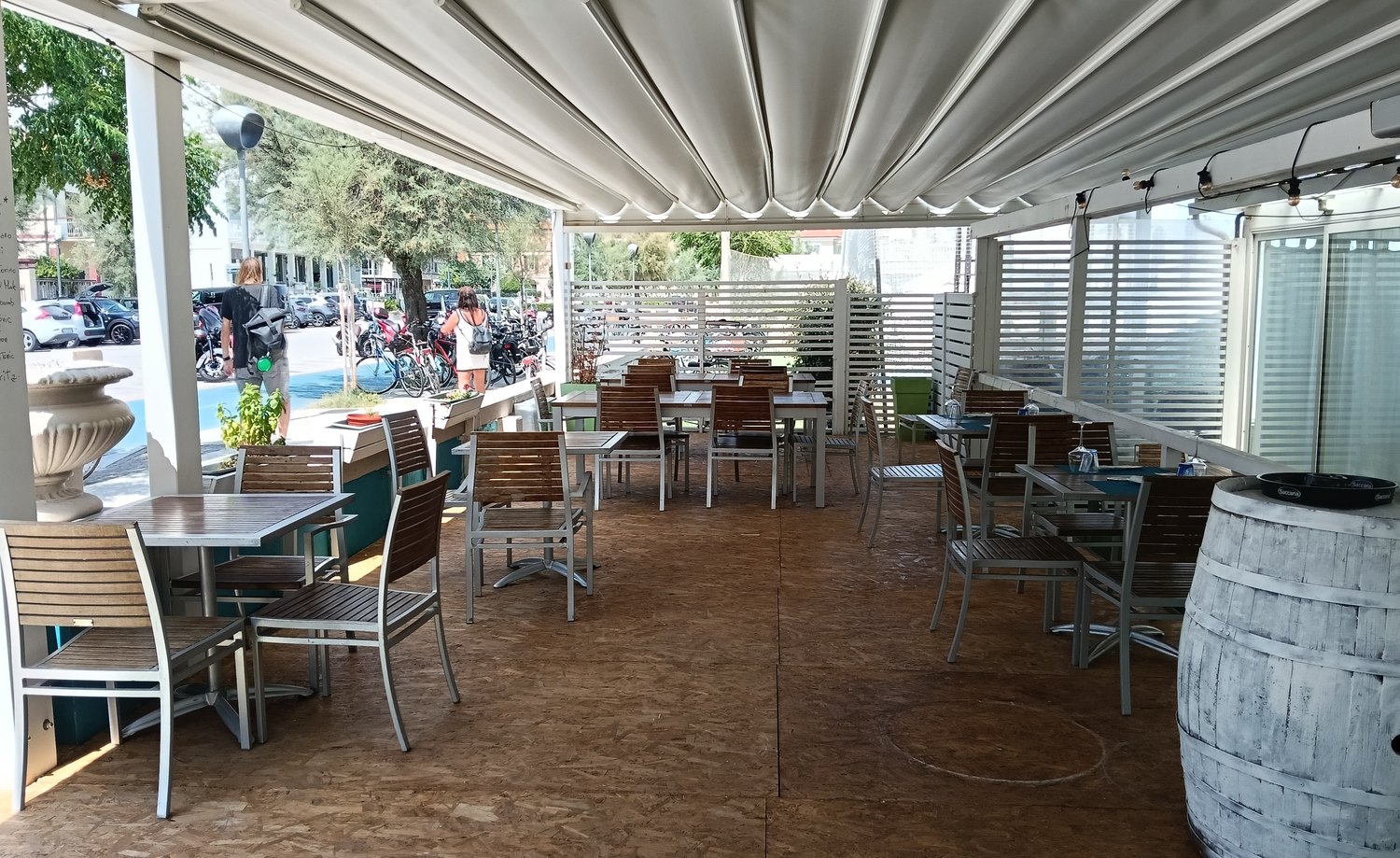 La terrazza coperta del Rosa dei Venti con i tavoli in legno sul lungomare di Senigallia