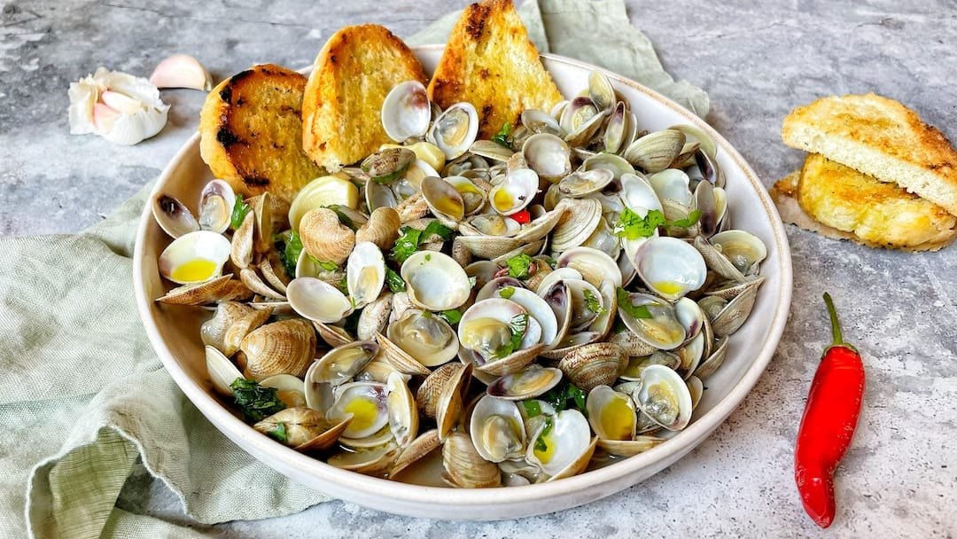 Vongole appena preparate nella cucina di mare del Rosa dei Venti a Senigallia