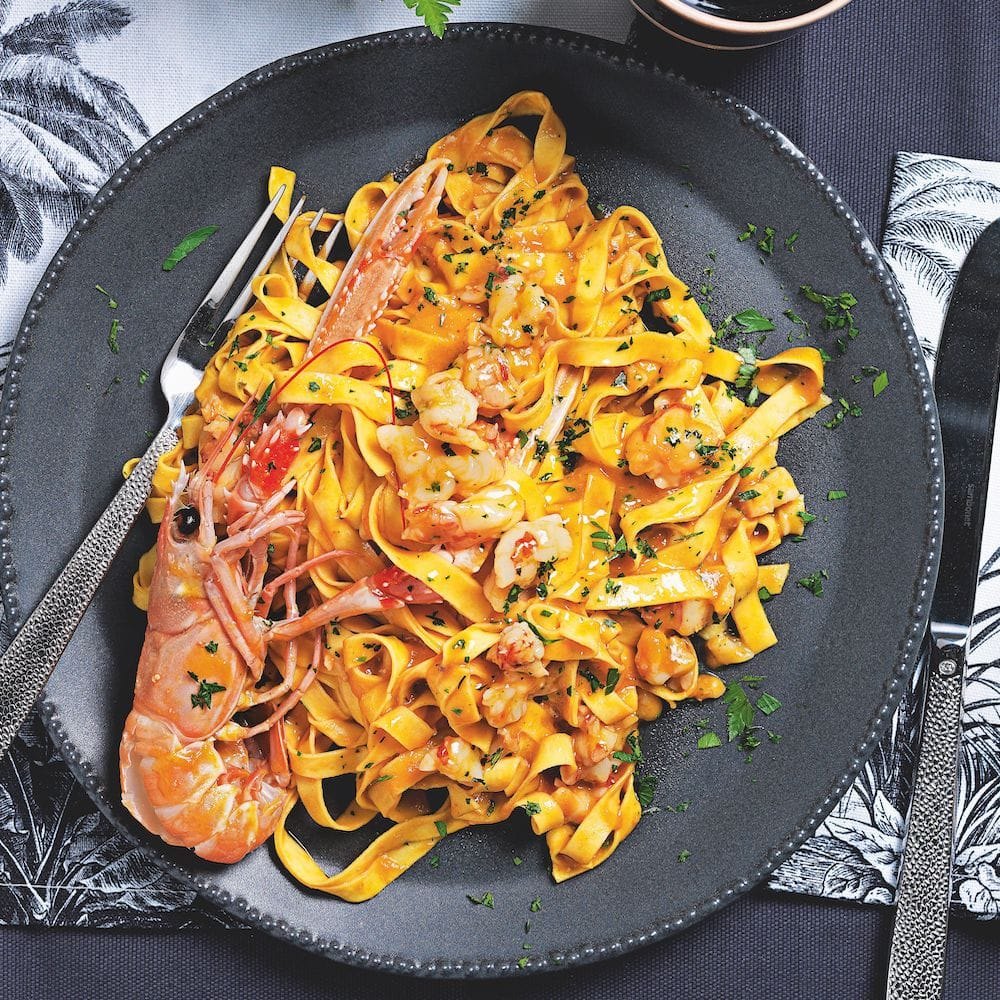 Tagliatelle ai gamberi servite nel ristorante di pesce a Senigallia