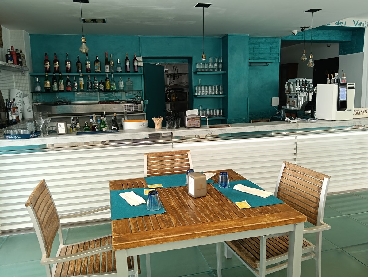 Il bancone del cocktail bar con i distillati selezionati