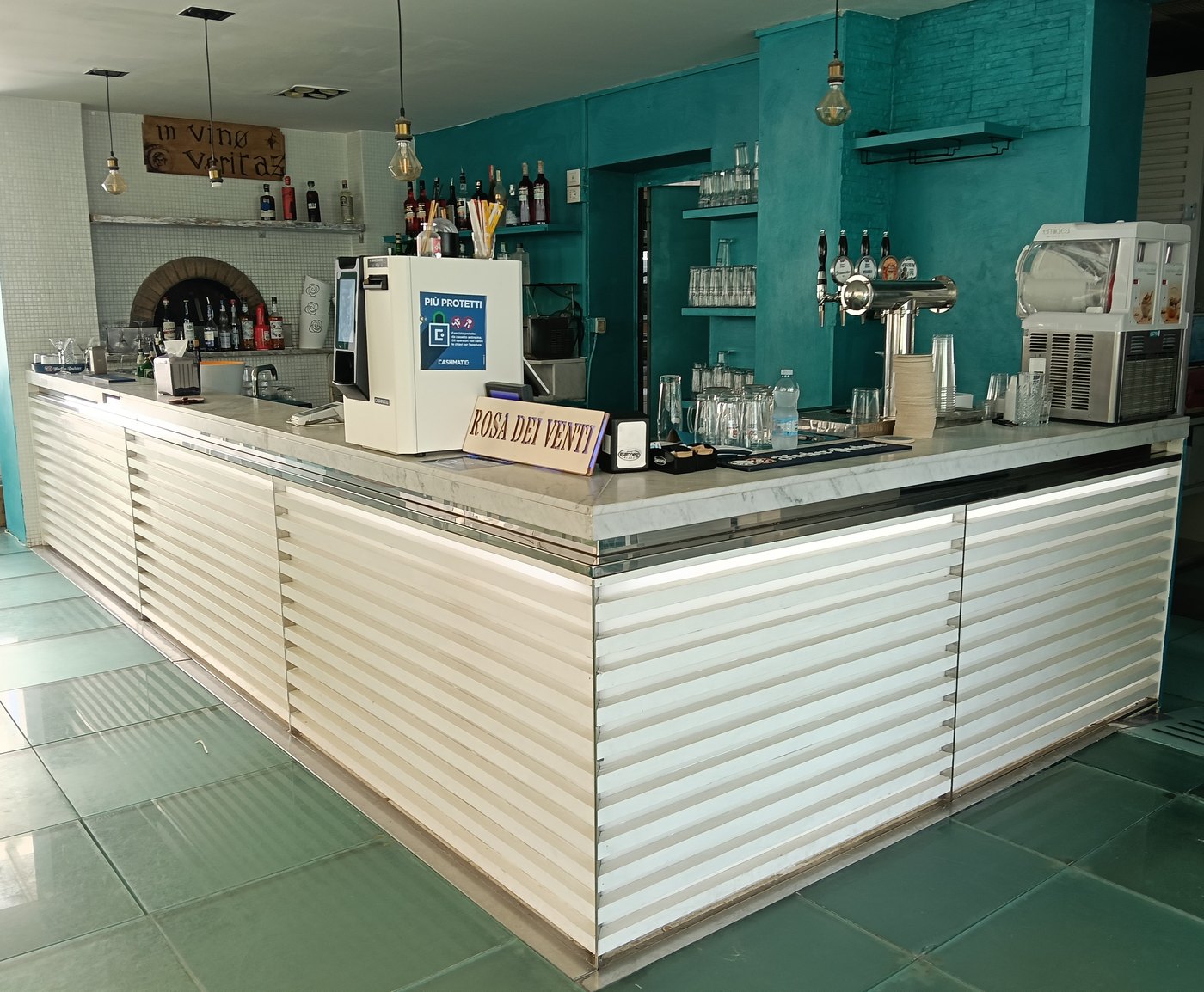 Il bancone del cocktail bar del Rosa dei Venti a Senigallia